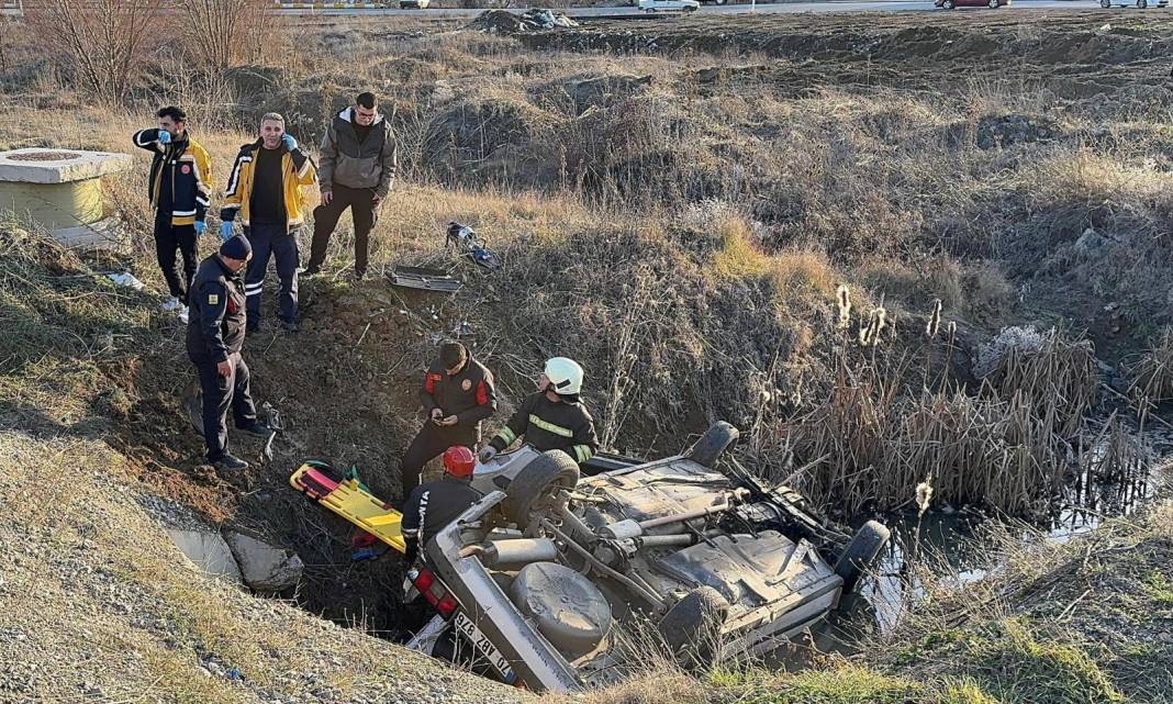 Konya’da otomobil sulama kanalına devrildi! Yaralılar var 2